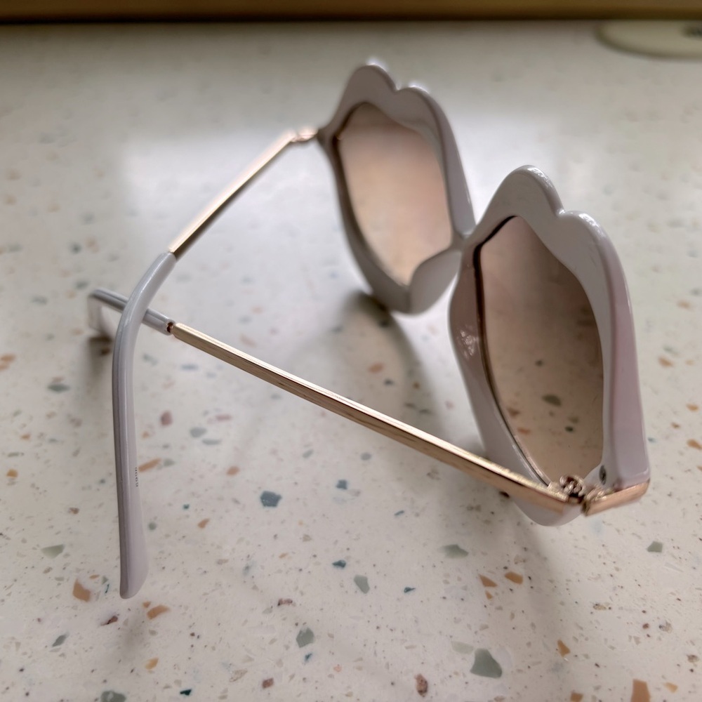 Lips Kiss Sunglasses in White and Gold - Picture 7 of 8